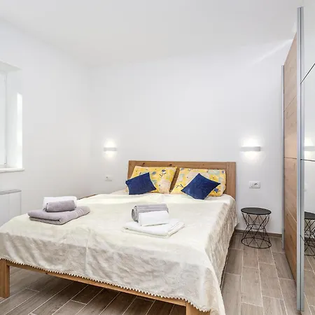 3 Bedroom In Holiday home Vrbnik (Primorje-Gorski Kotar)